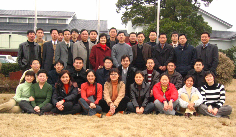 2004年年會合影，攝于2005年1月29日，杭州洪橋度假村